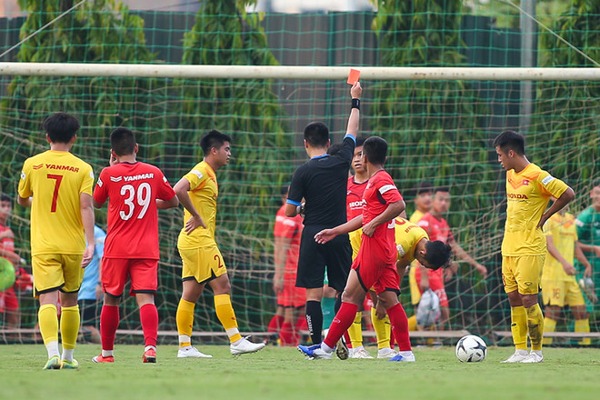 Xem U22 Việt Nam thi đấu nội bộ với điểm nhấn siêu phẩm đá phạt ảnh 3