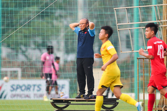 Xem U22 Việt Nam thi đấu nội bộ với điểm nhấn siêu phẩm đá phạt ảnh 4