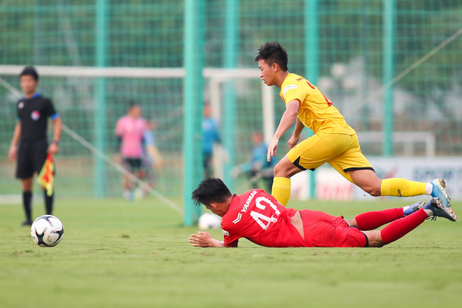 Xem U22 Việt Nam thi đấu nội bộ với điểm nhấn siêu phẩm đá phạt ảnh 5