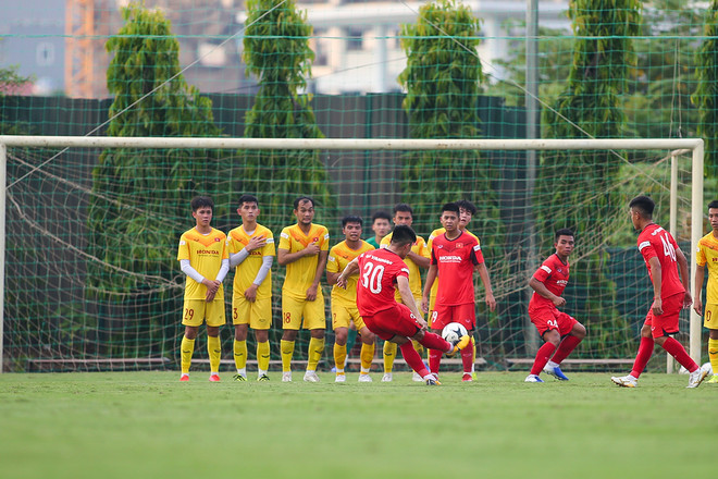 Xem U22 Việt Nam thi đấu nội bộ với điểm nhấn siêu phẩm đá phạt ảnh 1