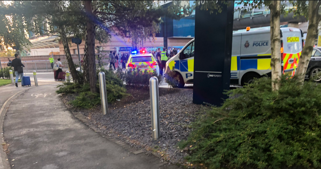 Anh phát hiện bưu kiện khả nghi tại sân bay Manchester ảnh 1