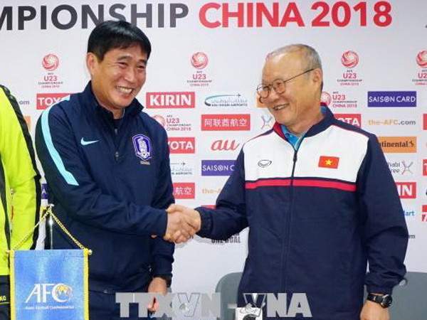 VCK U23 châu Á 2018: HLV Park Hang Seo bắt các thủ môn tập nặng ảnh 2