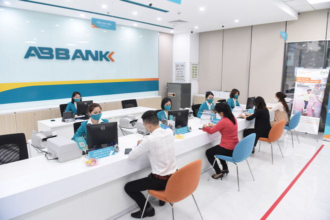 Giao dịch tại ABBANK. (Ảnh: CTV/Vietnam+) ABBANK dành 10.800 tỷ đồng ưu đãi doanh nghiệp khôi phục sản xuất ảnh 1