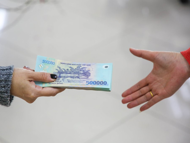 Nếu đi vay tiền, đồng nghĩa với việc cả năm sẽ luôn trong tình trạng túng thiếu và tiếp tục đi vay mượn. (Ảnh: Minh Sơn/Vietnam+) Những việc nên và không nên làm để một năm mới suôn sẻ ảnh 3