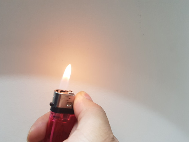 Nhiều người quan niệm nếu cho lửa đi trong ngày đầu năm nghĩa là cho đi vận may của bản thân. (Ảnh: T.H/Vietnam+) Những việc nên và không nên làm để một năm mới suôn sẻ ảnh 2