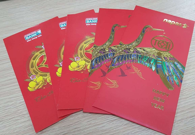Lì xì luôn là nét đẹp truyền thống mỗi khi Tết đến. (Ảnh: T.H/Vietnam+) Những việc nên và không nên làm để một năm mới suôn sẻ ảnh 1