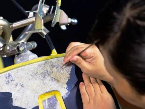 Ngắm chiếc xe Vespa được cẩn trứng bằng kỹ thuật sơn mài Việt ảnh 2