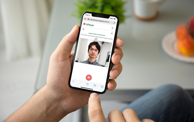 VPBank là một trong những ngân hàng đầu tiên triển khai bước eKYC ngay từ bước nhận diện khách hàng lần đầu. (Ảnh: CTV/Vietnam+) Ngân hàng đầu tiên thử nghiệm định danh khách hàng trực tuyến ảnh 1