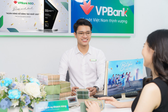 Giao dịch tại VPBank. (Ảnh: Vietnam+) VPBank đạt mức lợi nhuận kỷ lục vào năm 2021, tăng gấp 4 lần năm trước ảnh 1