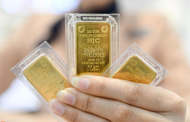 Giá vàng miếng trong nước thường cao hơn thế giới 17 triệu đồng. (Ảnh: Vietnam+) vang.jpg