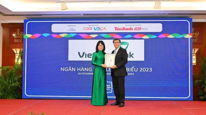Vietcombank được trao 3 giải thưởng tại Diễn đàn Ngân hàng bán lẻ ảnh 1