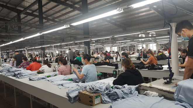 Sản xuất dệt may tại doanh nghiệp Tiên Sơn. (Ảnh: Vietnam+) Chuyên gia: Vẫn còn dư địa giảm thêm lãi suất điều hành ảnh 3