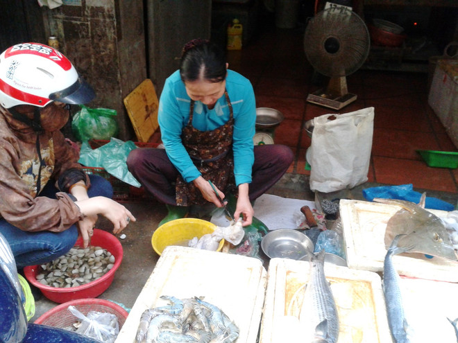 Cá chết trắng biển miền Trung, thị trường hải sản Hà Nội vẫn nhộn nhịp ảnh 2