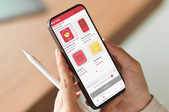 Nhiều khách hàng đặt mua vàng online để tránh dịch. (Ảnh: CTV/Vietnam+) Giá vàng tăng mạnh ngày vía Thần Tài, giao dịch online tăng đáng kể ảnh 3