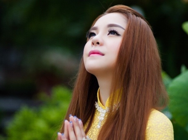 Cháu gái Kim Tiểu Long ra mắt MV Phật giáo "Mẹ Quan âm lắng nghe" ảnh 1