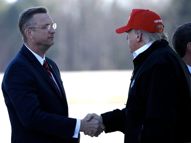 Một số nghị sỹ Mỹ tuyên bố tự cách ly vì lo ngại nhiễm COVID-19 ảnh 1