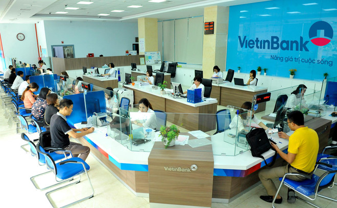 Giao dịch tại Vietinbank. (Ảnh: CTV) Miễn phí 6 tháng duy trì VietinBank iPay cho khách hàng đăng ký mới ảnh 1