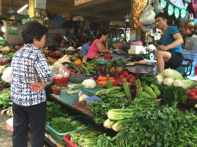 Hà Nội: Giá rau xanh tăng nhẹ do ảnh hưởng sau mưa bão ảnh 1