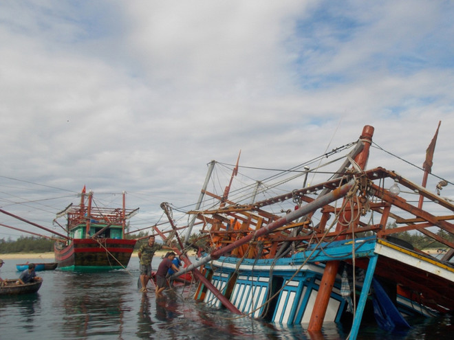 Bốn tàu cá bị chìm và một người mất tích trong cơn bão số 1 ảnh 1