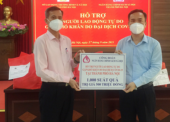 Tặng 1.000 suất quà cho lao động tự do gặp khó khăn do dịch COVID-19 ảnh 1
