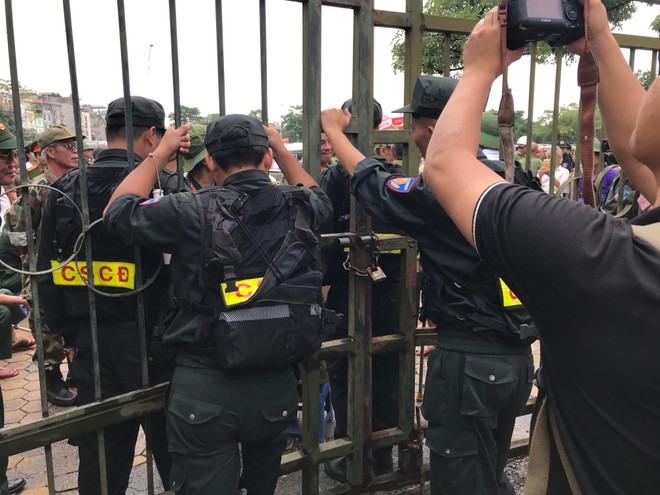 Nhiều thương binh phá cổng trụ sở VFF đòi vé trận Việt Nam-Malaysia ảnh 3