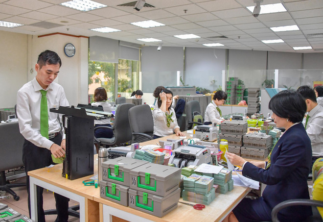 Ngân hàng tiếp tục hỗ trợ lãi suất cho khách hàng, lợi nhuận giảm ảnh 1