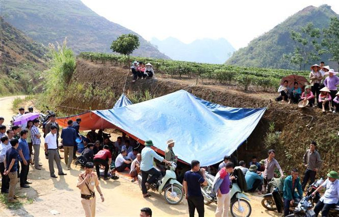 [Video] Người dân ngăn chặn phản đối xe chở rác vào bãi tập kết ảnh 1