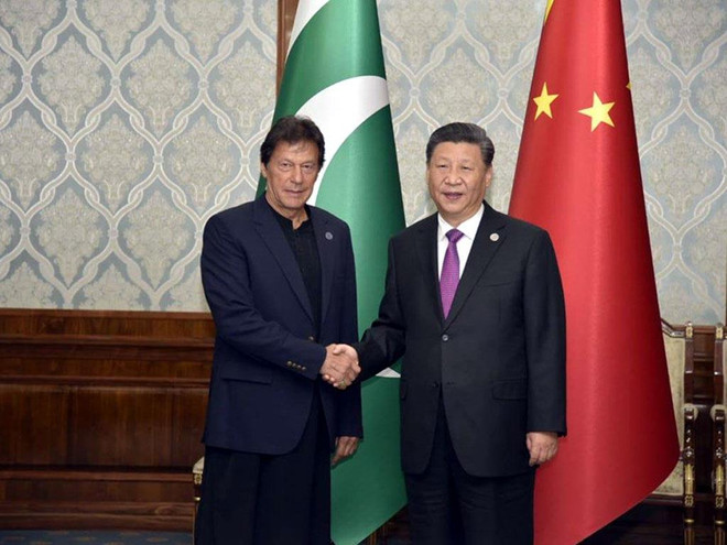 Chủ tịch Trung Quốc Tập Cận Bình (phải) gặp Thủ tướng Pakistan Imran Khan tại Bishkek, Kyrgyzstan. (Nguồn: Business Recorder) Trung Quốc và Pakistan nhất trí thúc đẩy quan hệ chiến lược ảnh 1