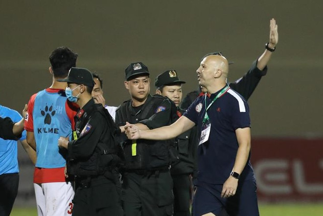 Phạt nặng thủ môn Thanh Thắng vì hành vi làm gãy răng trọng tài ảnh 1