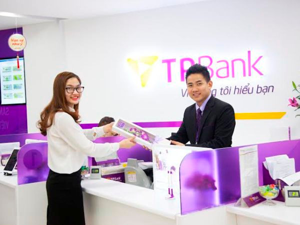 Nhiều khách nữ được nhận quà khi đến giao dịch tại TPBank ảnh 1