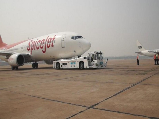 Máy bay của hãng hàng không tư nhân SpiceJet được cứu hộ kịp thời. (Nguồn: Devdiscourse) Ấn Độ: Máy bay hạ cánh thành công dù gặp sự cố nổ lốp ảnh 1