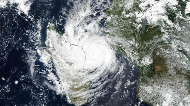 Bão lớn đổ bộ Mozambique, cô lập hàng trăm nghìn người ảnh 1
