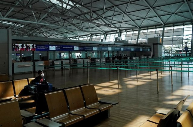 Sân bay Incheon của Hàn Quốc vắng bóng trong dịch COVID-19. (Ảnh: USNews) Dịch viêm đường hô hấp cấp COVID-19: Hàn Quốc gia hạn cảnh báo đi lại ảnh 1