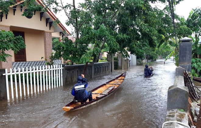 Nhiều tuyến đường ở huyện Quảng Điền, Thừa Thiên-Huế bị ngập sâu. (Ảnh: TTXVN phát) Mưa lũ miền Trung còn diễn biến phức tạp, có nơi đặc biệt mưa to ảnh 1