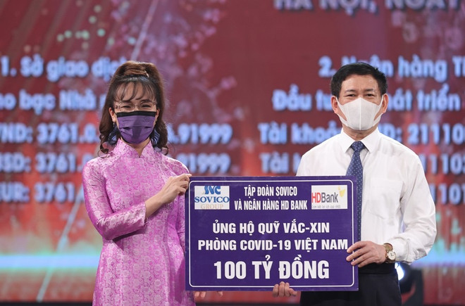 Bà Nguyễn Thị Phương Thảo - đại diện Tập đoàn Sovico và HDBank trao ủng hộ quỹ vaccine. (Ảnh: Vietnam+) Nữ tỷ phú Việt Nam duy nhất vào danh sách người giàu nhất thế giới ảnh 1