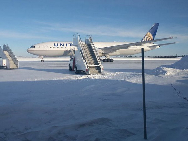 Hàng trăm hành khách chịu lạnh 16 tiếng trên đường băng tại Canada ảnh 1