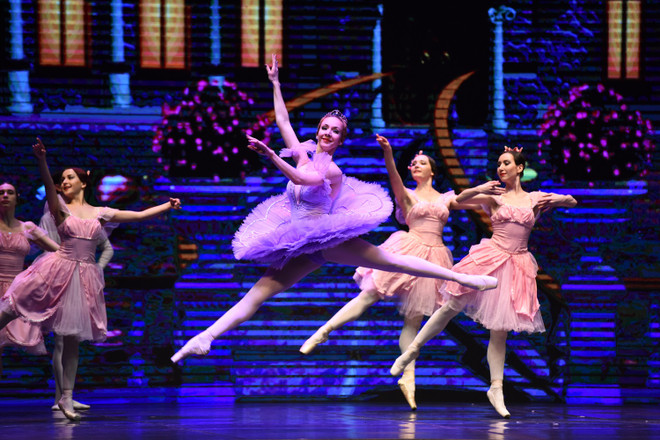 [Photo] Mãn nhãn với vở ballet "Kẹp hạt dẻ" theo công nghệ 3D ảnh 16