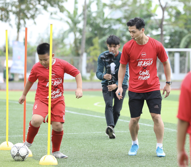 Công Phượng đóng vai huấn luyện viên, dạy học trò rê bóng kỹ thuật ảnh 3