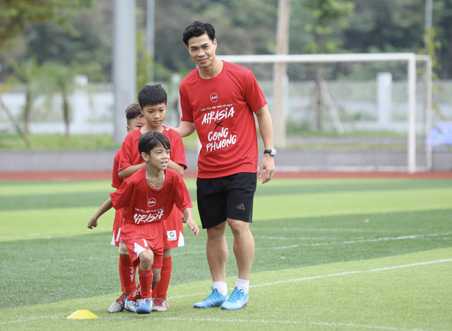 Công Phượng đóng vai huấn luyện viên, dạy học trò rê bóng kỹ thuật ảnh 5