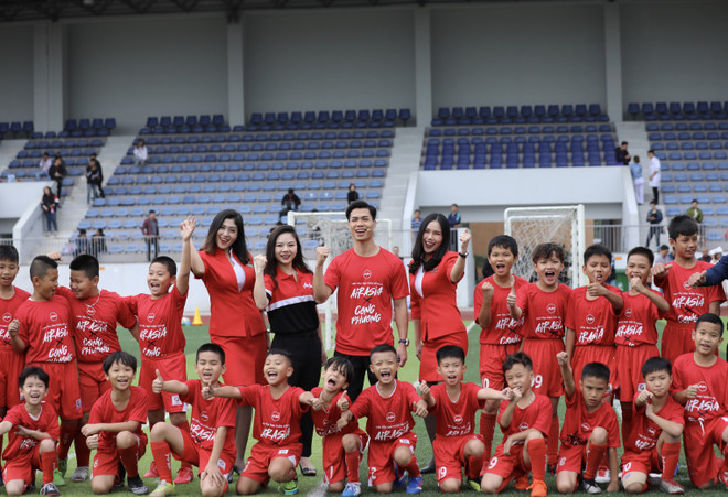 Công Phượng đóng vai huấn luyện viên, dạy học trò rê bóng kỹ thuật ảnh 12