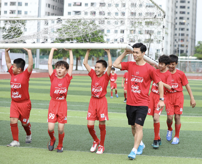 Công Phượng đóng vai huấn luyện viên, dạy học trò rê bóng kỹ thuật ảnh 8