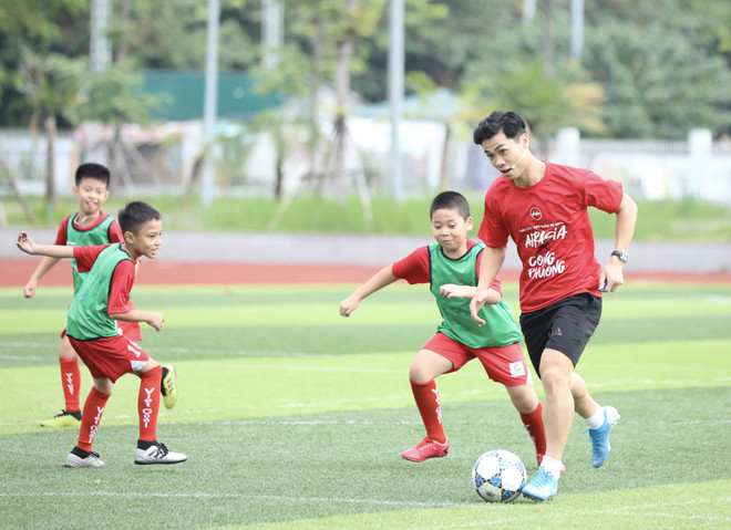 Công Phượng đóng vai huấn luyện viên, dạy học trò rê bóng kỹ thuật ảnh 10