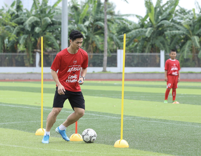 Công Phượng đóng vai huấn luyện viên, dạy học trò rê bóng kỹ thuật ảnh 2