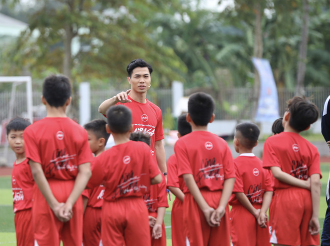 Công Phượng đóng vai huấn luyện viên, dạy học trò rê bóng kỹ thuật ảnh 1