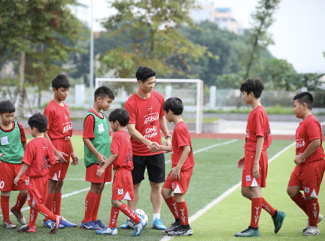 Công Phượng đóng vai huấn luyện viên, dạy học trò rê bóng kỹ thuật ảnh 9