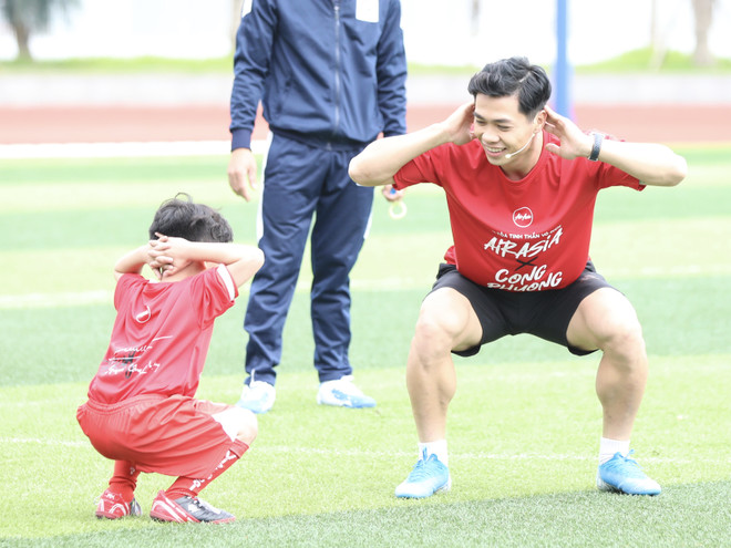 Công Phượng đóng vai huấn luyện viên, dạy học trò rê bóng kỹ thuật ảnh 7
