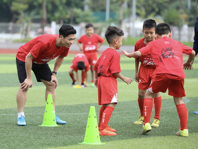 Công Phượng đóng vai huấn luyện viên, dạy học trò rê bóng kỹ thuật ảnh 6
