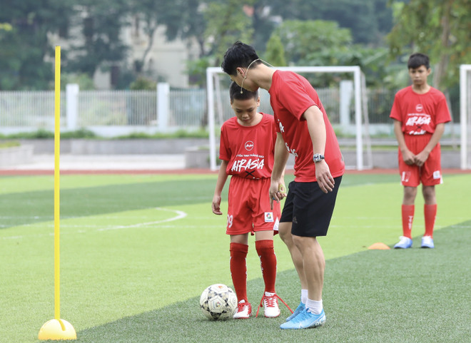 Công Phượng đóng vai huấn luyện viên, dạy học trò rê bóng kỹ thuật ảnh 4