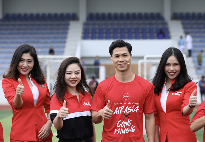 Công Phượng đóng vai huấn luyện viên, dạy học trò rê bóng kỹ thuật ảnh 11