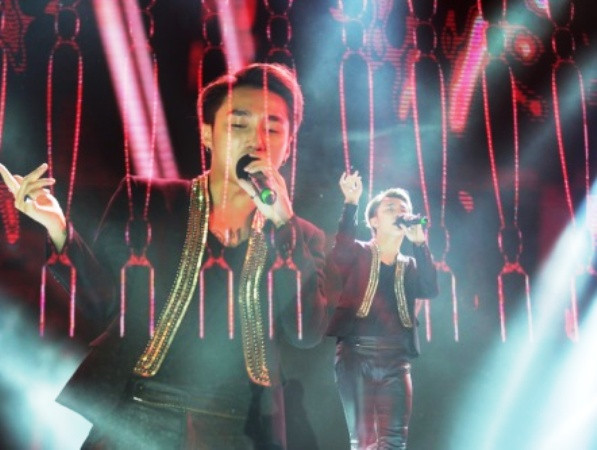 Khán giả Hưng Yên cuồng nhiệt ùa lên sâu khấu cổ vũ Sơn Tùng M-TP ảnh 1